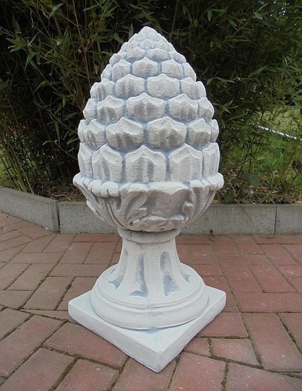 Großer Pinienzapfen aus Beton als Pfeilerschmuck