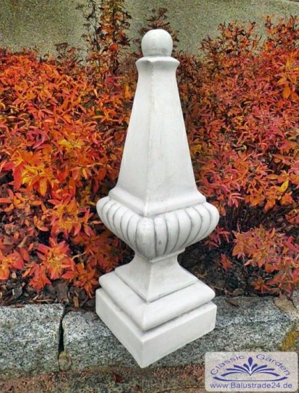 Hohe Pfeilerspitze und Obelisk aus weißem Beton